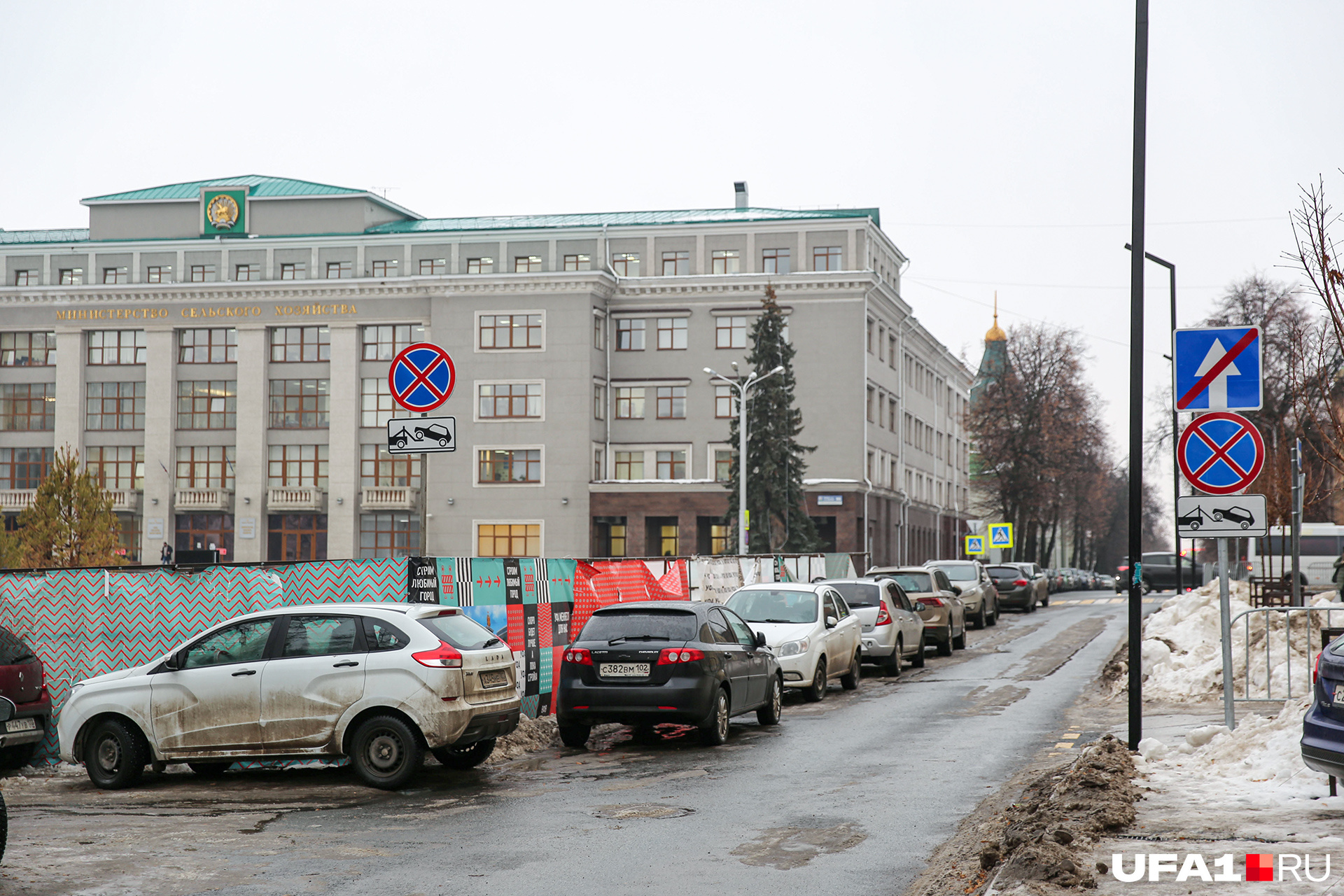 Мэр настоятельно требовал, чтобы горожане перестали парковаться на Советской площади, но услышали его не все