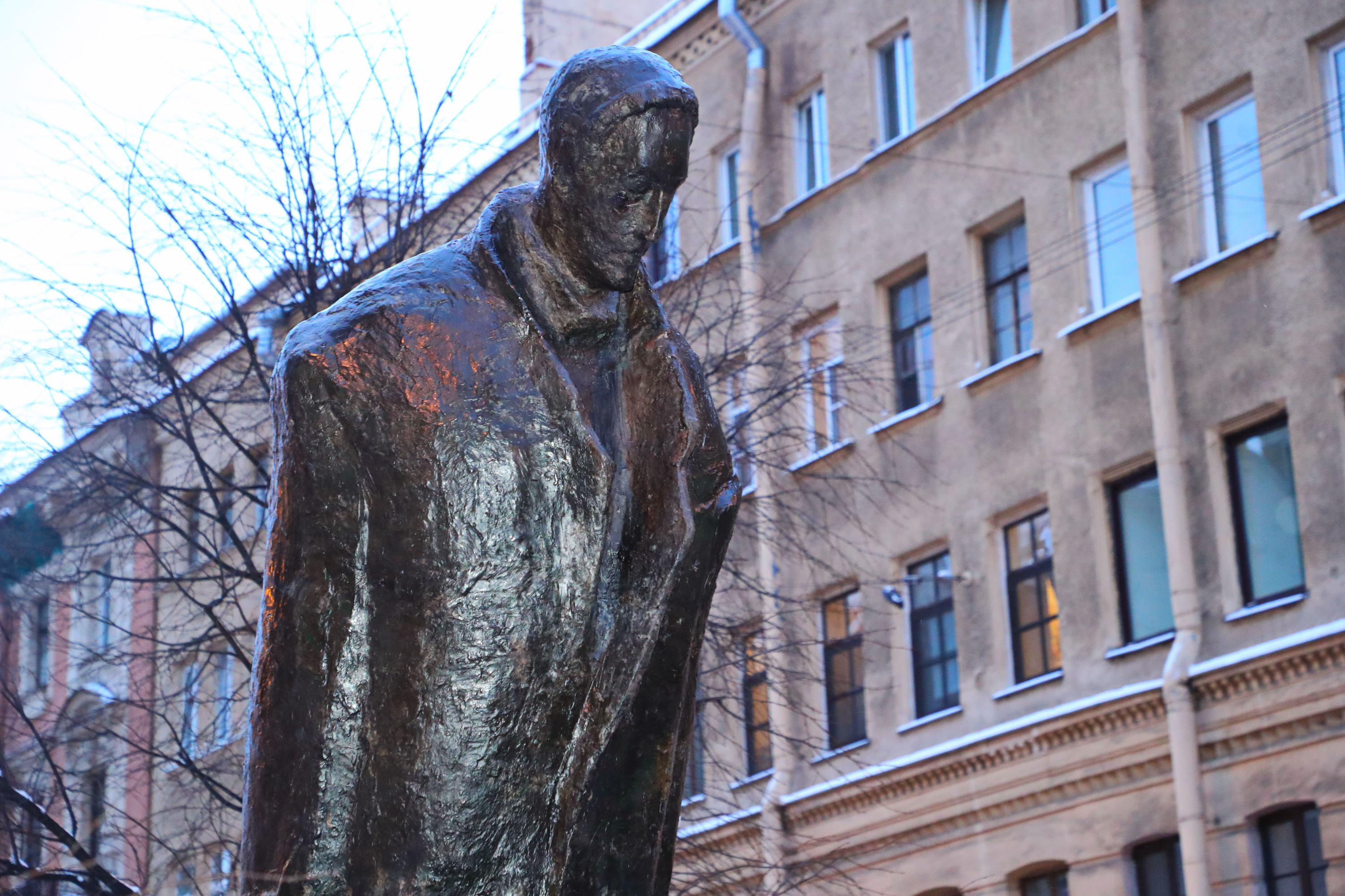 «Самый петербургский поэт». Памятник Александру Блоку открыли на улице Декабристов