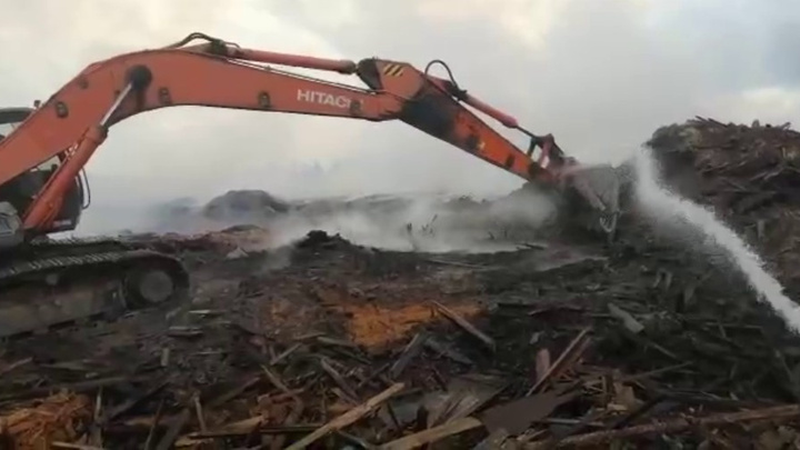 Пожар на свалке опилок в Магистральном тушат больше недели — для этого привезли 121 самосвал с землей