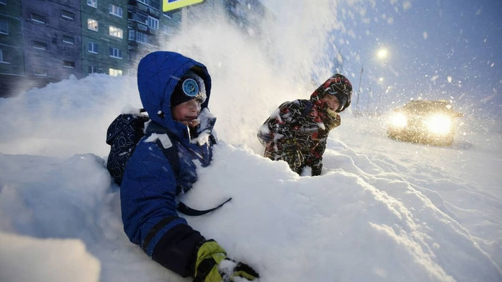 Норильск завалило пушистым снегом. За сутки с улиц вывезли 1500 тонн