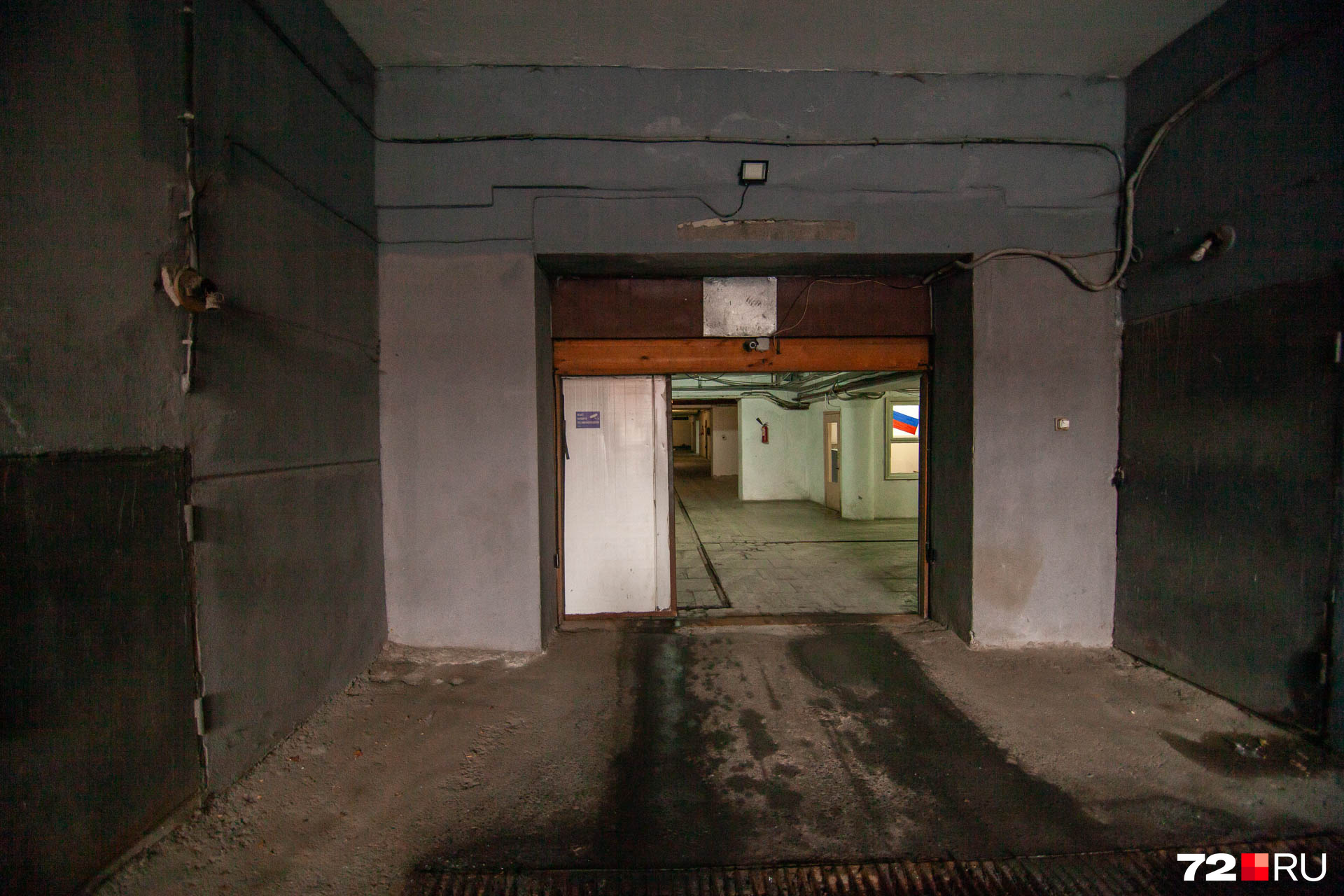 Въезд на подземную стоянку оборудован датчиками открывания ворот, предусмотрено уличное освещение