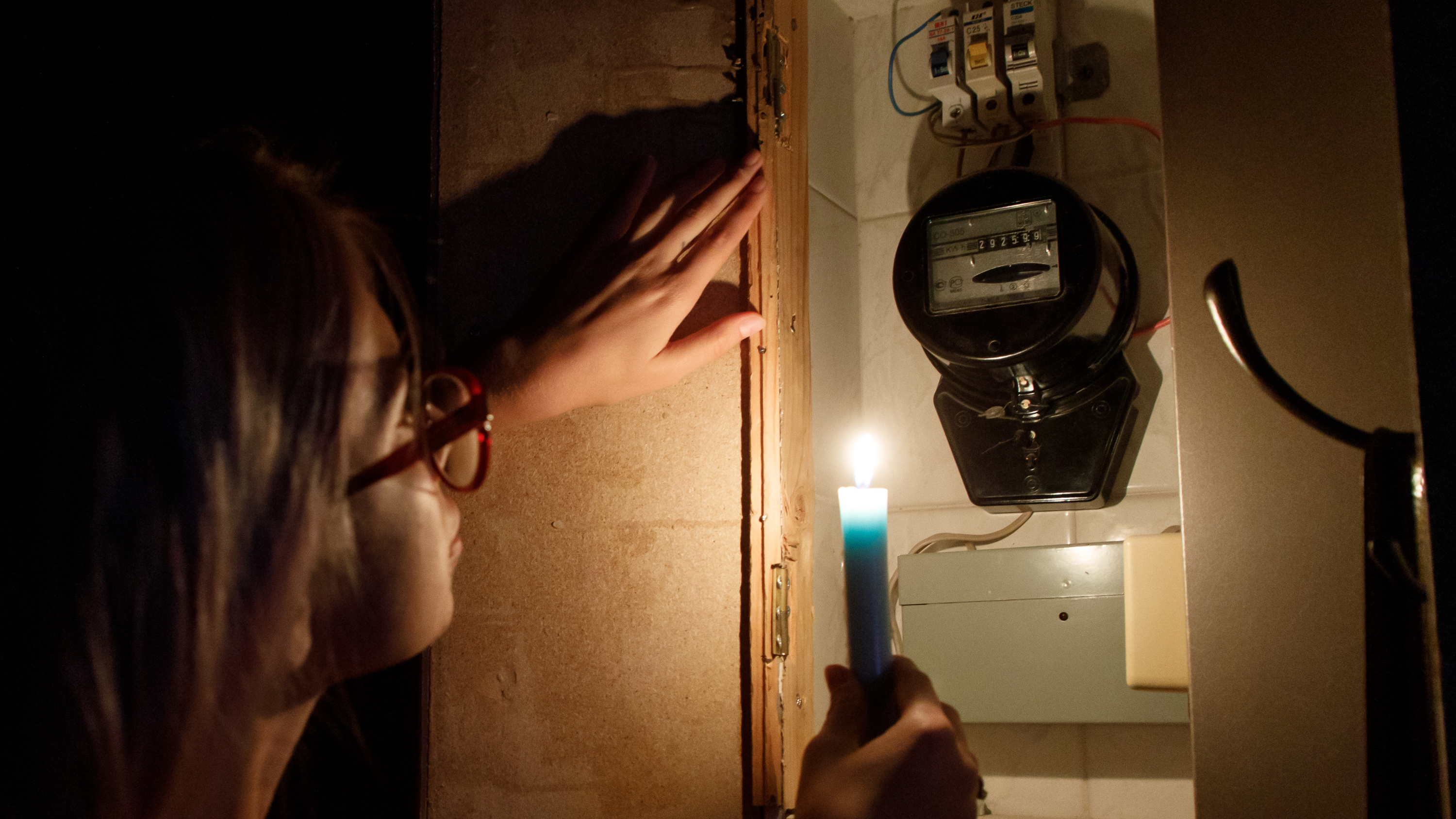 Отключили свет казань. Отключили электричество. Отключение электричества картинки. Дом без электричества. Фото девушки электричество.
