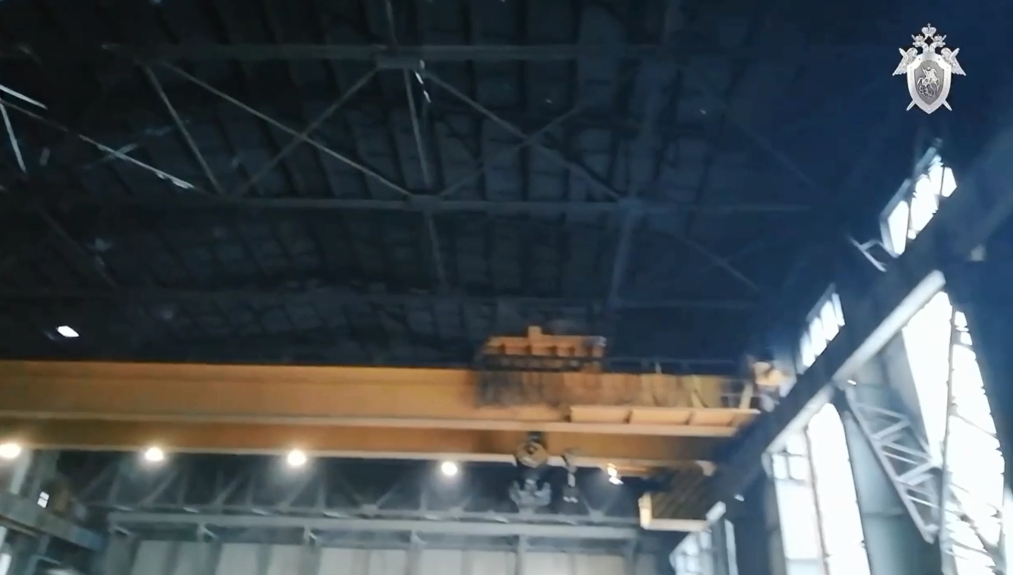 Эта желтая конструкция под потолком цеха попала на видео следователей. Вероятно, речь об этом кране Эта желтая конструкция под потолком цеха попала на видео следователей. Вероятно, речь об этом кране