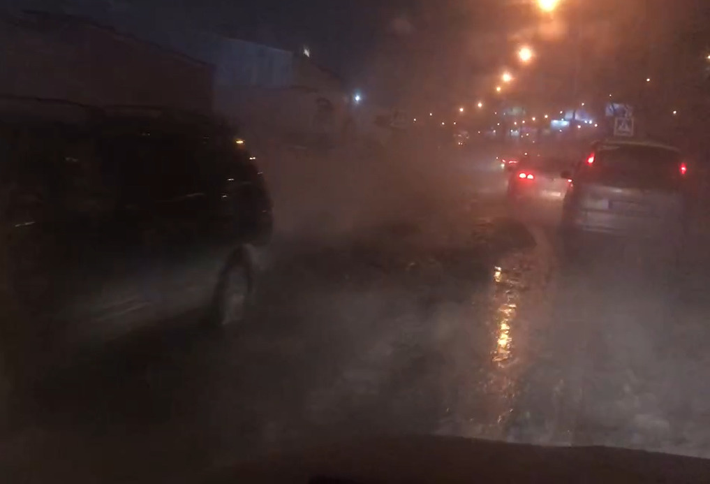 Проезд возле Димитровского моста залило водой — видео с поднимающимся паром