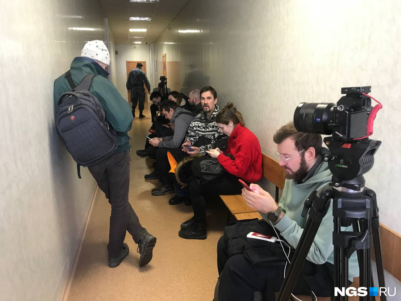 Журналисты собрались в Центральном районном суде, чтобы проследить за арестом подозреваемых по делу о взрыве