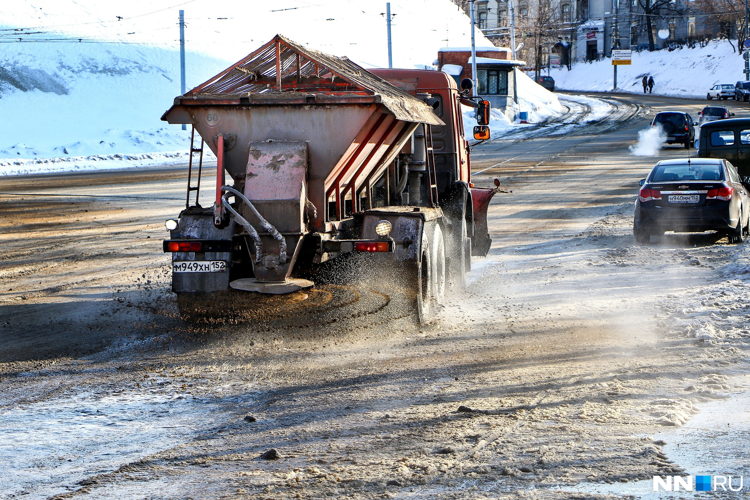 Зимой дороги Нижнего Новгорода продолжат посыпать песко-соляной смесью