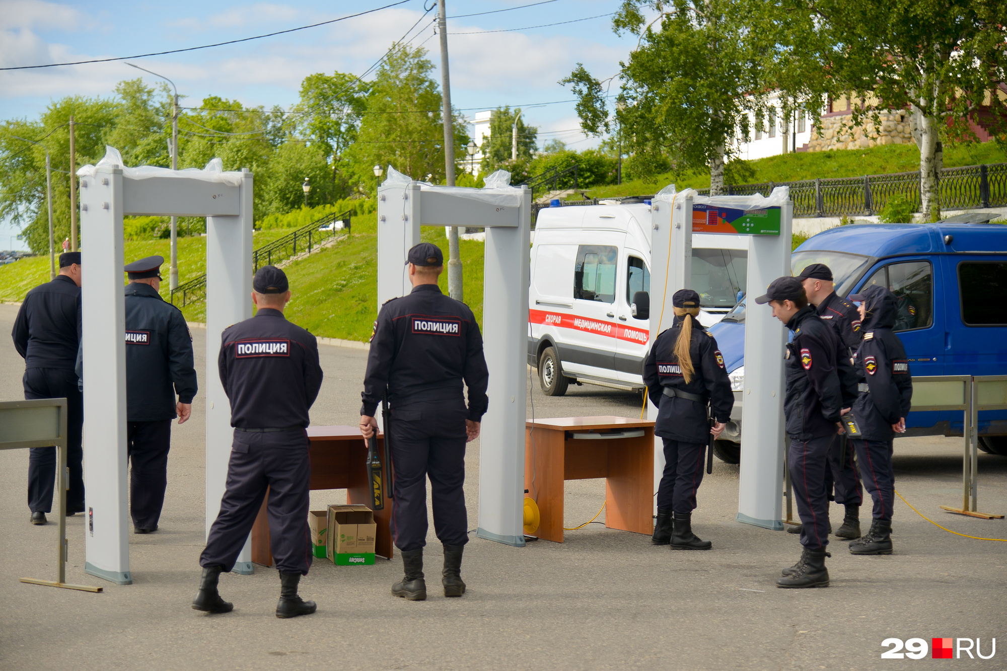 На празднике особое внимание уделили безопасности: было много полиции, а на Красной пристани <a href="https://29.ru/text/gorod/2022/06/27/71442125/?utm_source=vk&utm_medium=social&utm_campaign=29" class="_" target="_blank">поставили специальные рамки</a> На празднике особое внимание уделили безопасности: было много полиции, а на Красной пристани <a href="https://29.ru/text/gorod/2022/06/27/71442125/?utm_source=vk&utm_medium=social&utm_campaign=29" class="_" target="_blank">поставили специальные рамки</a>