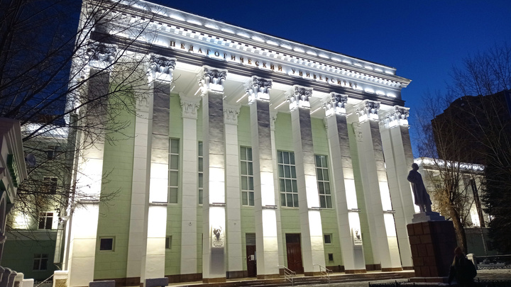 Здание ЮУрГГПУ преобразилось к Новому году: главный корпус вуза засиял новой подсветкой