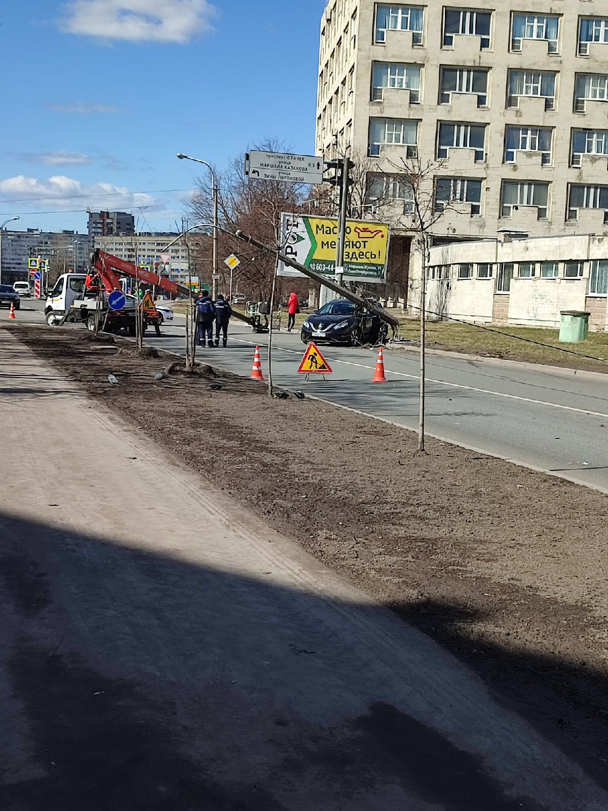 В Петербурге аномальные пробки. На КАД мешают ДТП, Трамвайный проспект  перекрыт из-за сбитого столба - 16 апреля 2022 - ФОНТАНКА.ру