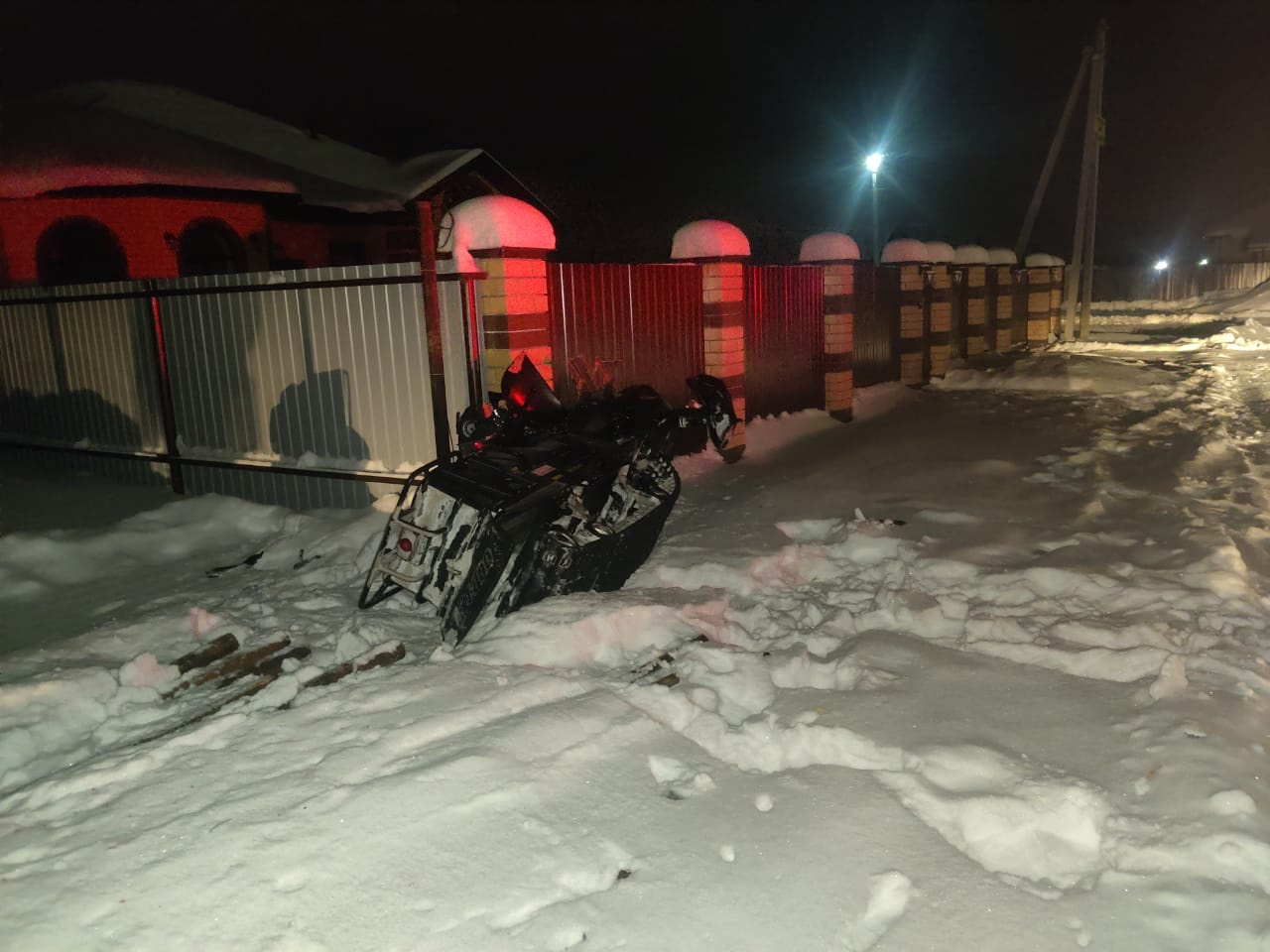 Снегоход врезался в поддон с кирпичами в Перевалово