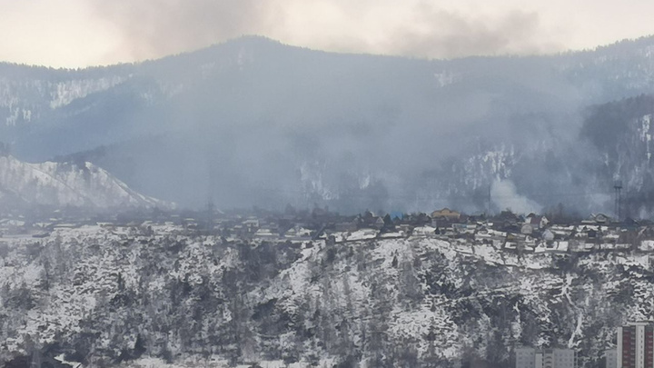 Торгашинский хребет над Свердловской затянуло дымом — загорелся дом в 300 квадратов