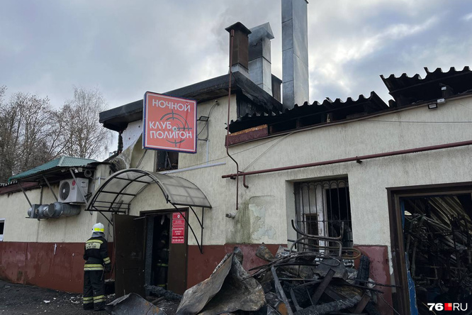 В огне горящего здания клуба погибли 13 человек