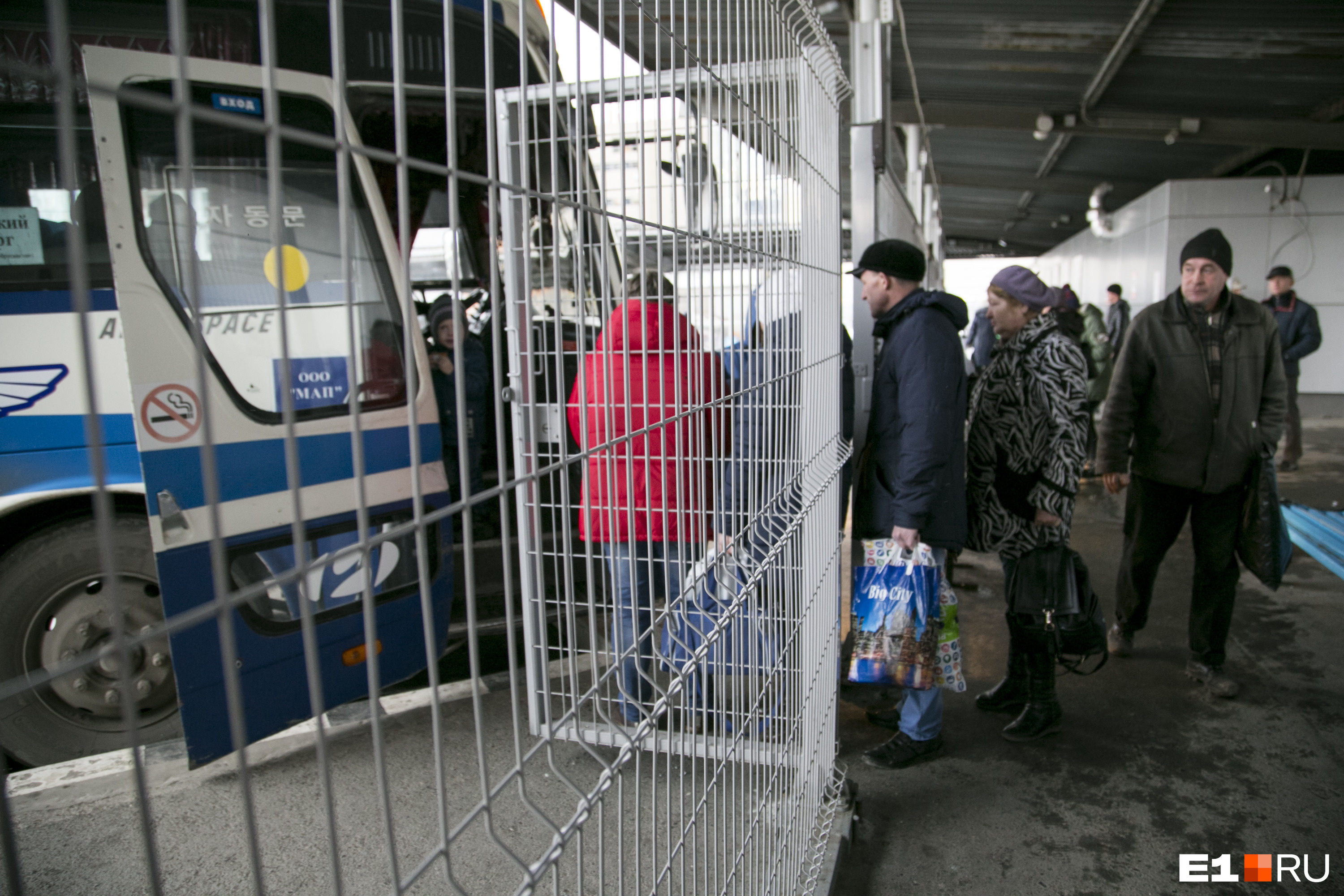 В Екатеринбурге возбудили дело из-за скандала со школьниками, которых не пустили в автобус в -30 градусов