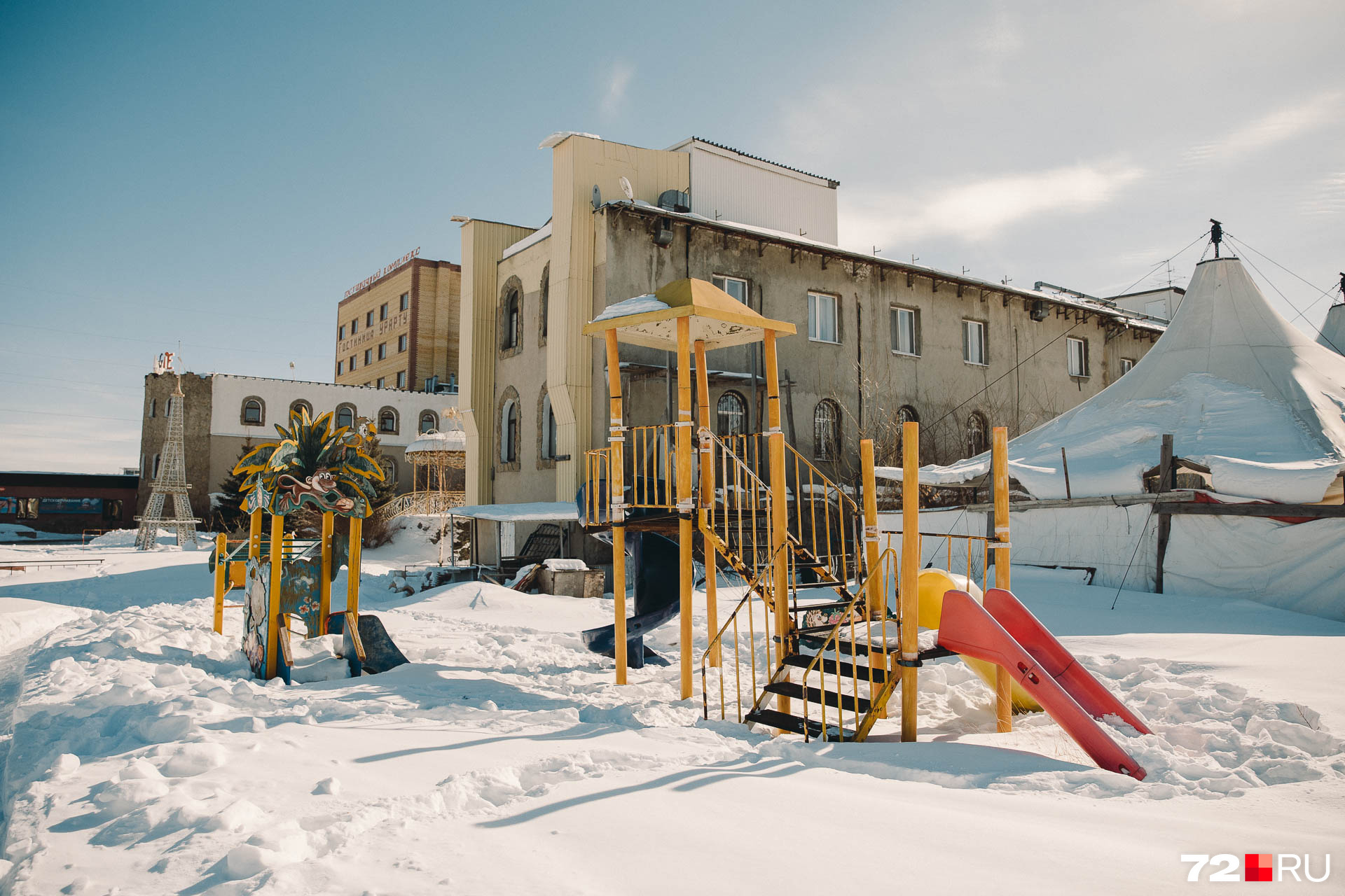 Дети смогут спокойно гулять по двору, кататься с горок и играть в пиратов, забредших на необитаемый остров Дети смогут спокойно гулять по двору, кататься с горок и играть в пиратов, забредших на необитаемый остров
