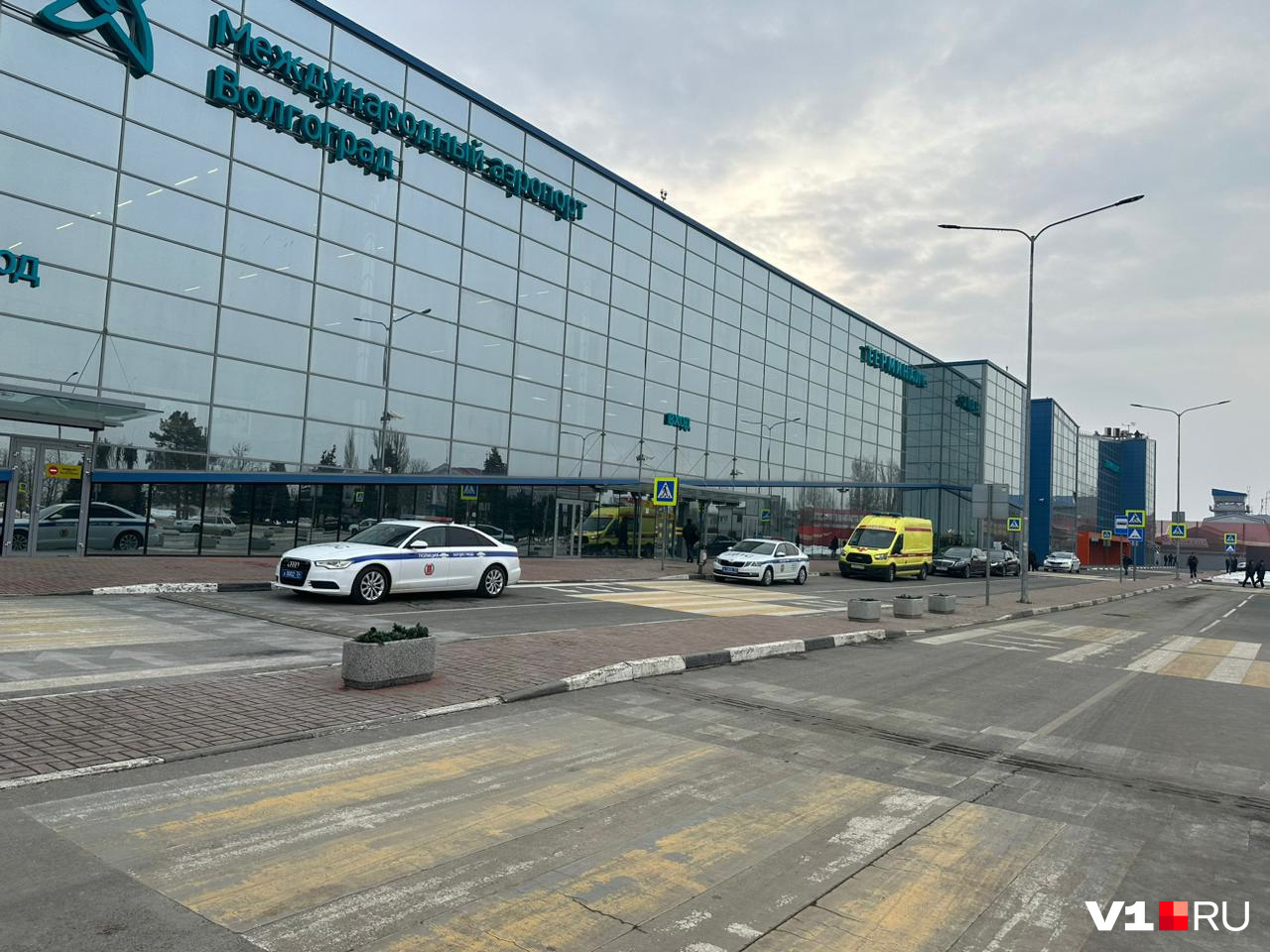 Перед аэропортом много полицейских Перед аэропортом много полицейских
