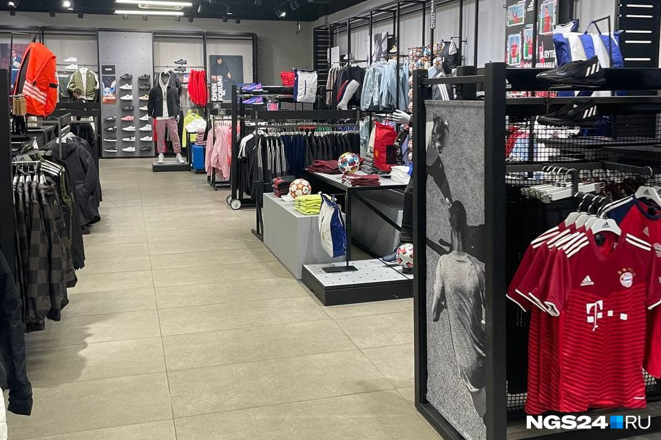 В Adidas не видно символики РФС, но ценники, по заверениям продавцов, переписывать пока не будут В Adidas не видно символики РФС, но ценники, по заверениям продавцов, переписывать пока не будут