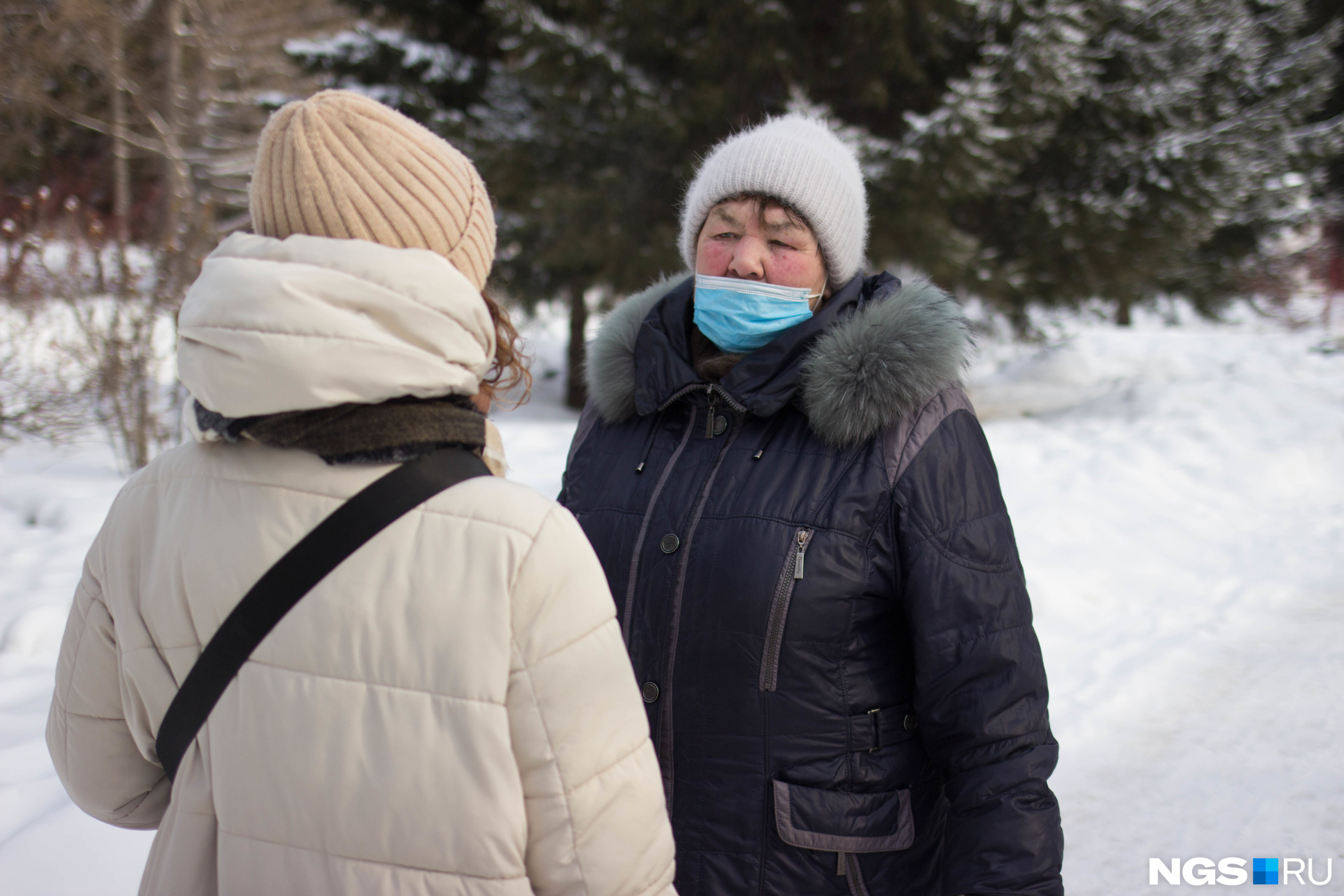 Тамара Трофимовна следит за происходящим на границах Украины и России с экрана телевизора