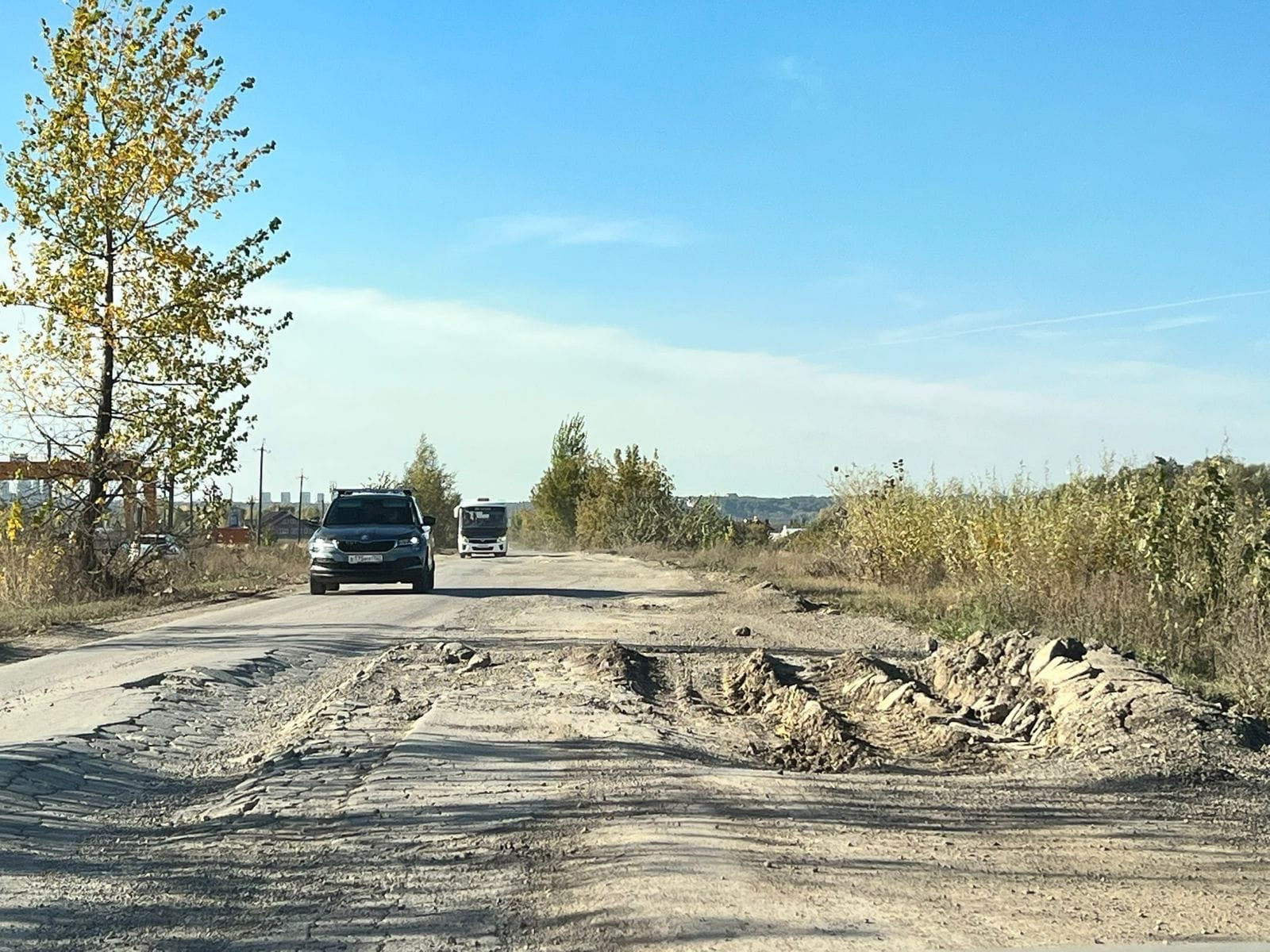 Пассажиры в автобусе, вероятно, подпрыгивают каждые 100 метров