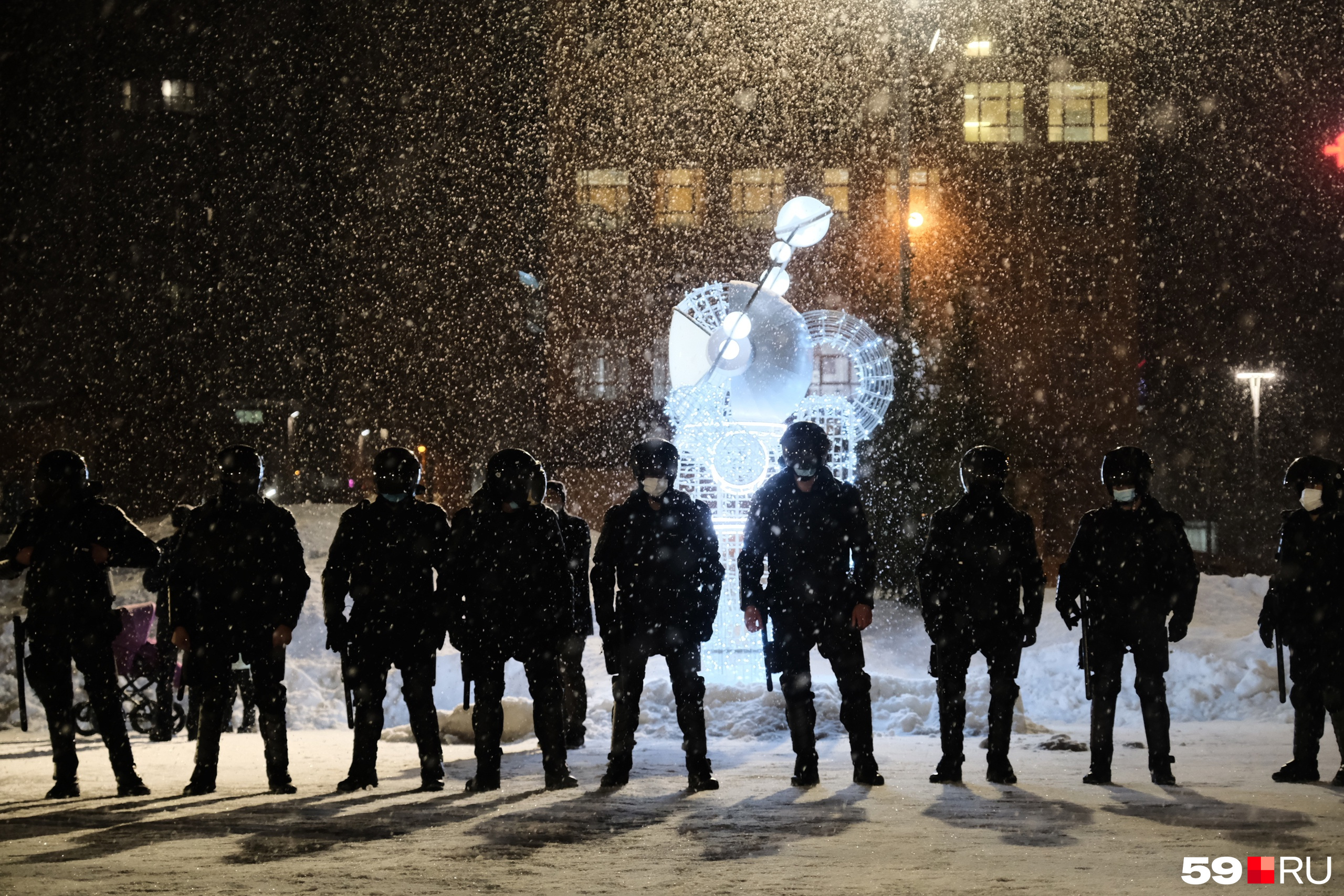 Против военной. Агенты боевые. Военная полиция в городе. Люди в городе фото. На страже города.