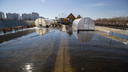 «Никогда не было подтоплений, а теперь настоящий Байкал». Репортаж с затопленных огородов на Прокопьевской