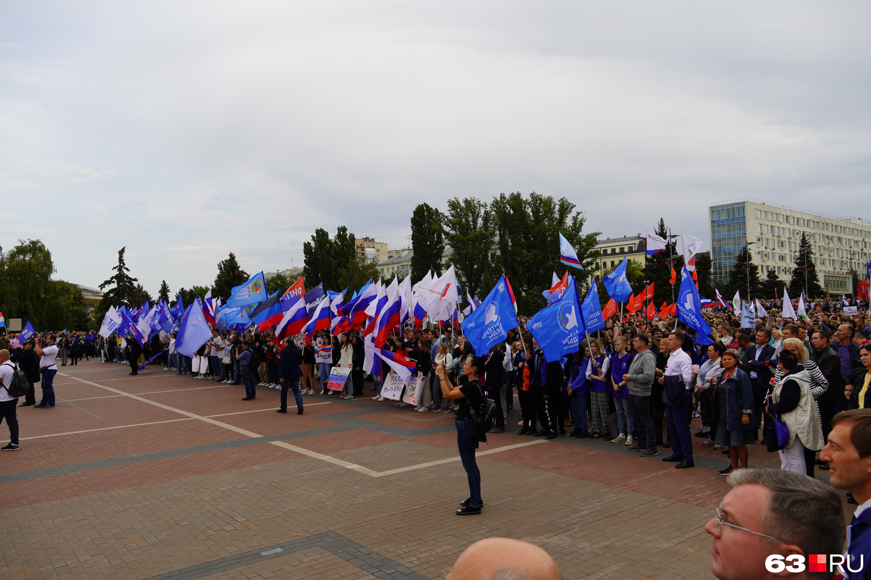 Митинг в самаре. Патриотическая акция в Самаре 30 сентября 2022. Самара добровольцы площадь. Патриотическая акция своих не бросаем. Патриотическая акция улицы в лицах.