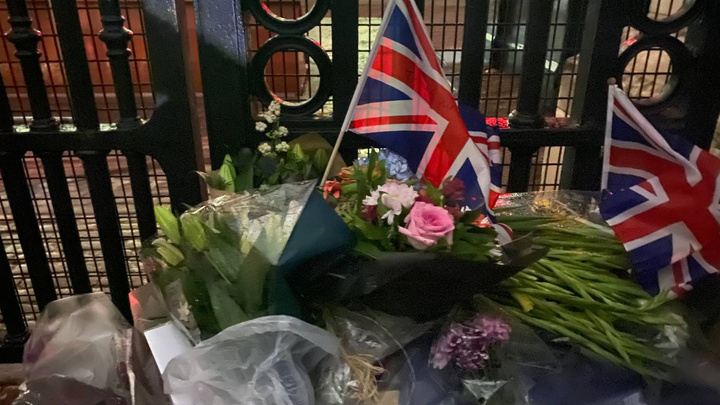 Закрытый гроб, плачущие таксисты и тысячи цветов. Как Британия будет прощаться с Елизаветой II