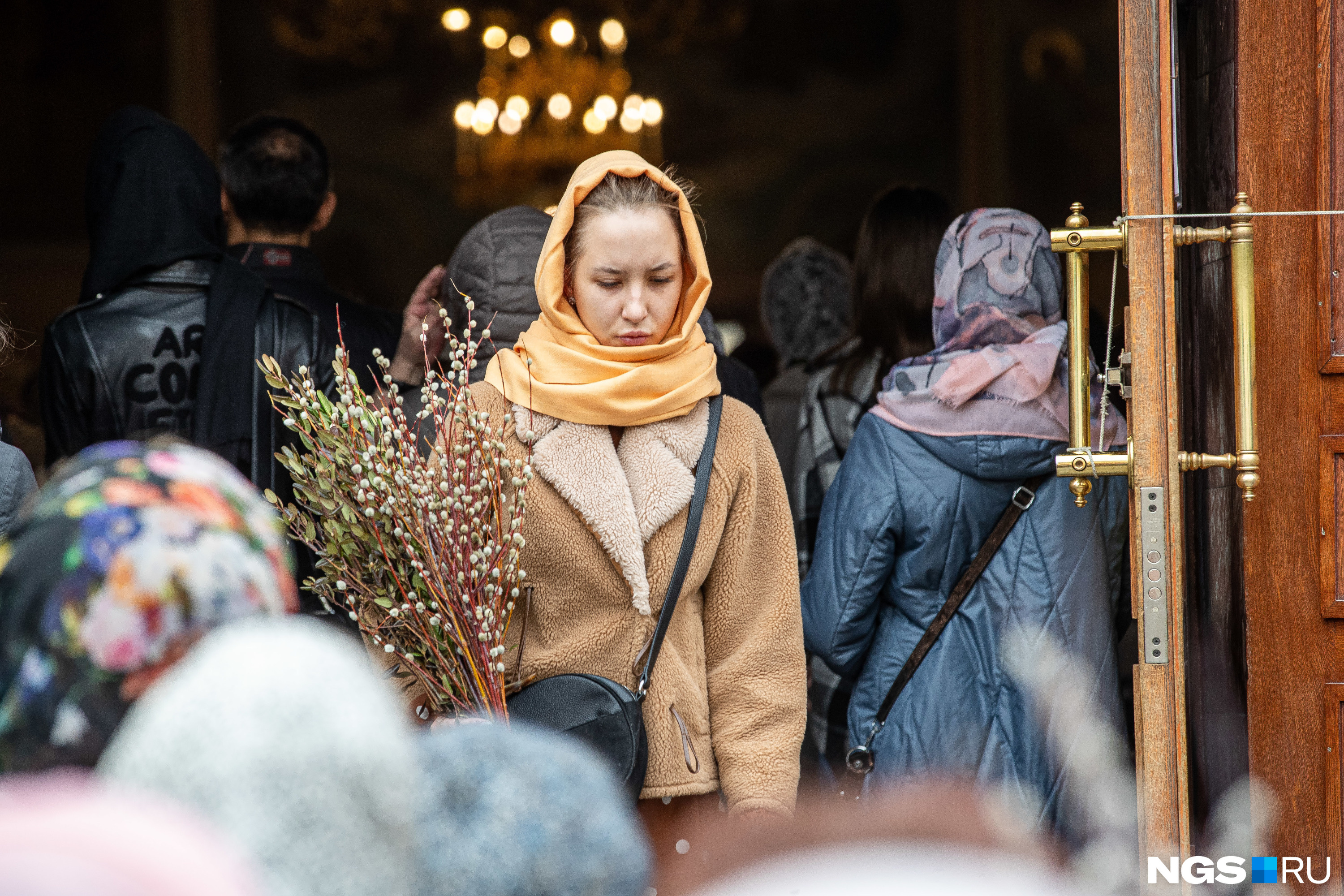 Женщины с вербой у храма