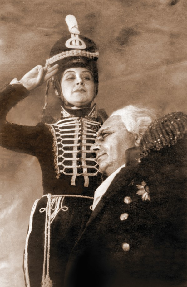 В 1941 году на 10 месяцев челябинские актеры уступили свою сцену эвакуированному на Урал Малому театру, а сами работали в Шадринске В 1941 году на 10 месяцев челябинские актеры уступили свою сцену эвакуированному на Урал Малому театру, а сами работали в Шадринске
