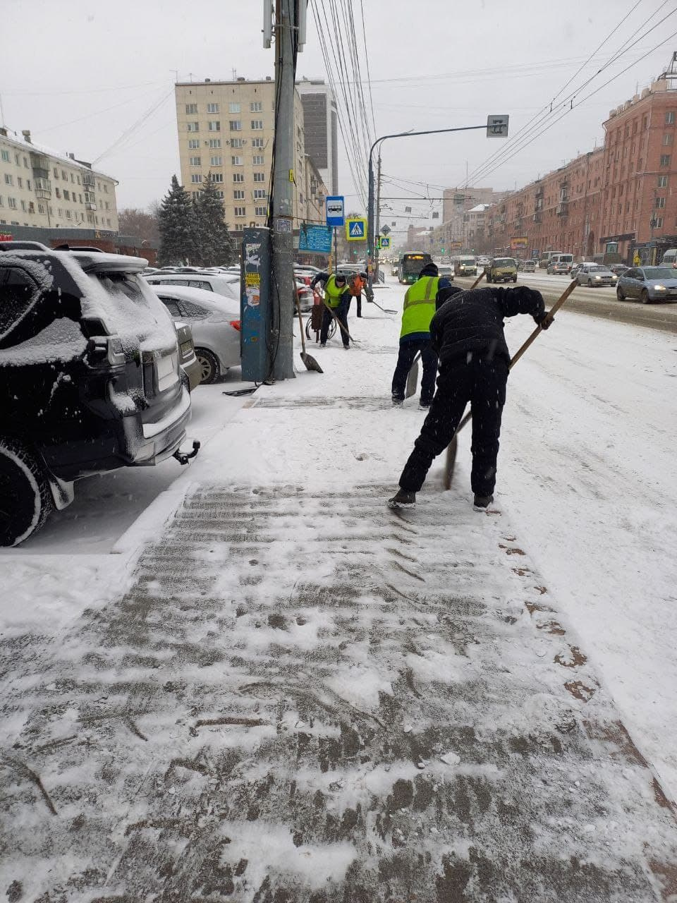 Убирают снег с тротуаров на проспекте Ленина Убирают снег с тротуаров на проспекте Ленина