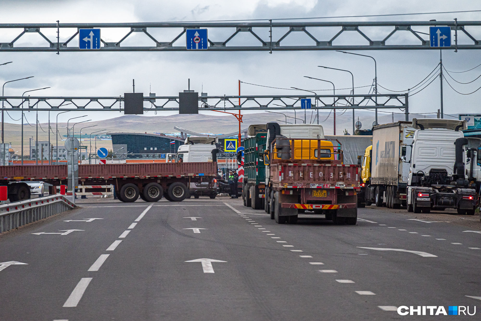 Почти в 2 раза больше грузовиков начали пропускать через границу в Забайкальске