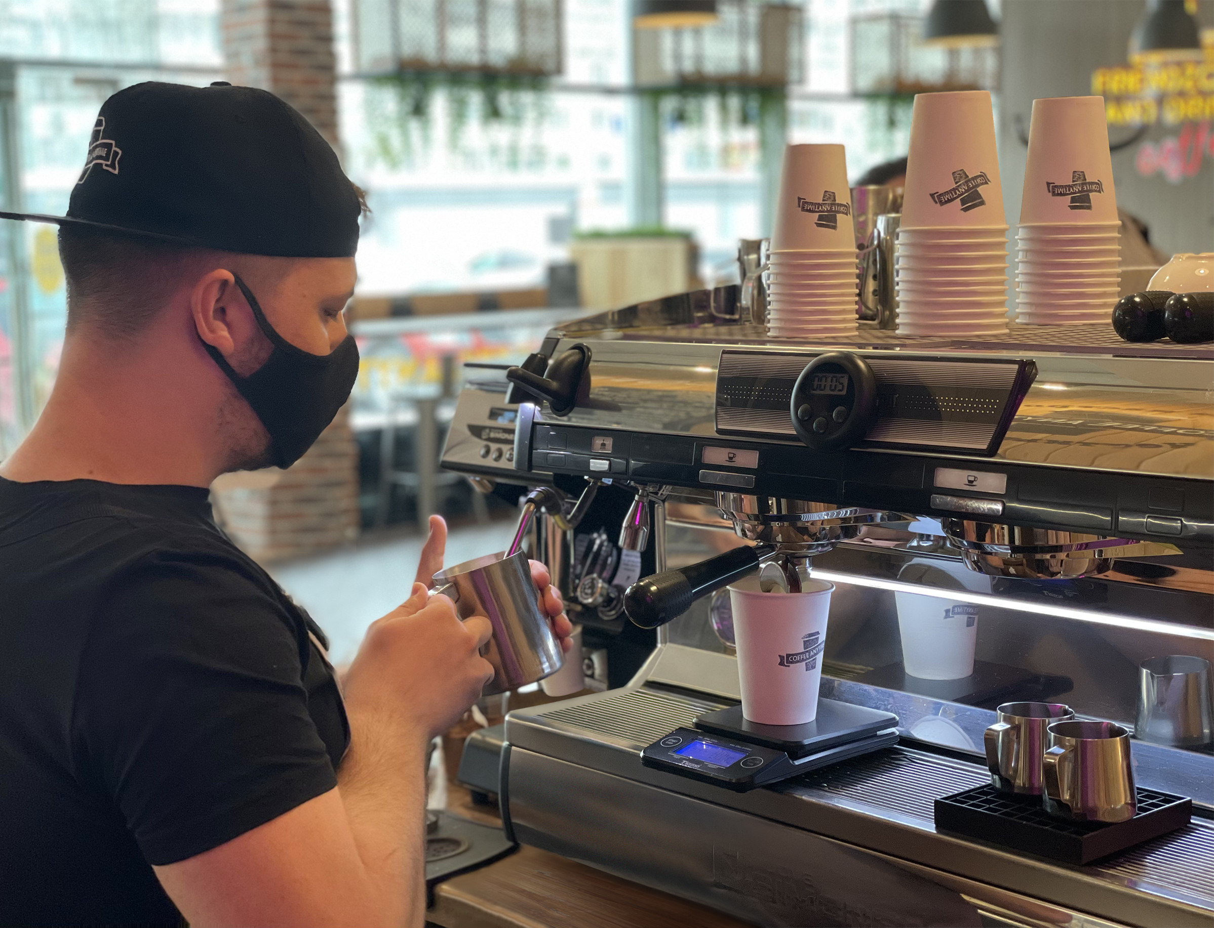Бариста COFFEE ANYTIME за работой Бариста COFFEE ANYTIME за работой