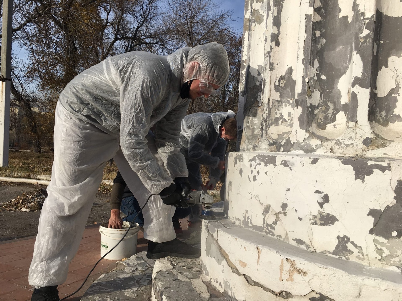 Коммунисты два дня работали над возвращением памятника к жизни