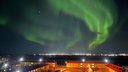 Жительница НАО сфотографировала яркое полярное сияние прямо из окон квартиры
