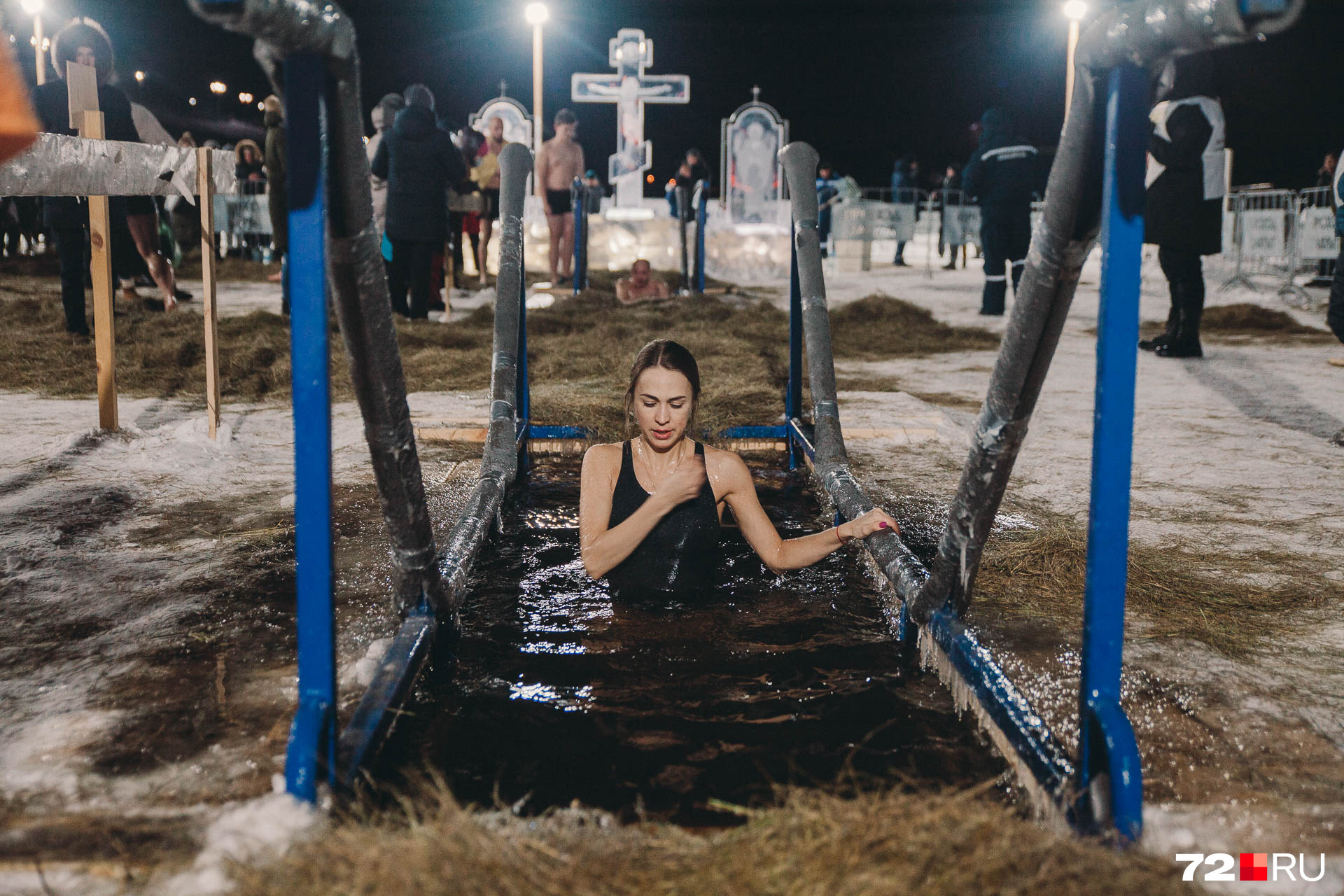 Среди желающих окунуться в ледяную воду больше было мужчин, однако немало было таких и среди тюменок Среди желающих окунуться в ледяную воду больше было мужчин, однако немало было таких и среди тюменок