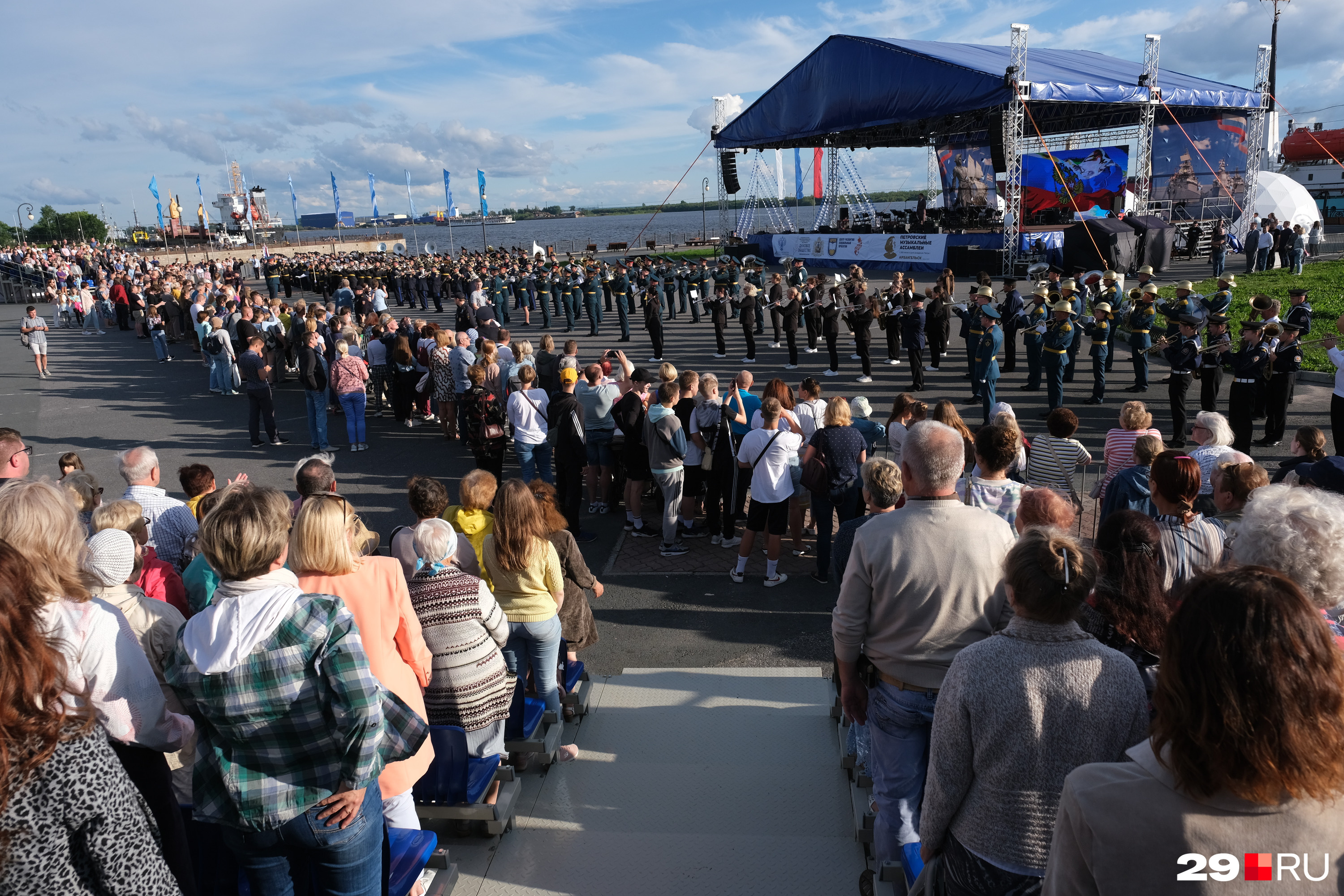 Открытие фестиваля на Красной пристани: в начале артистов примерно столько же, сколько зрителей