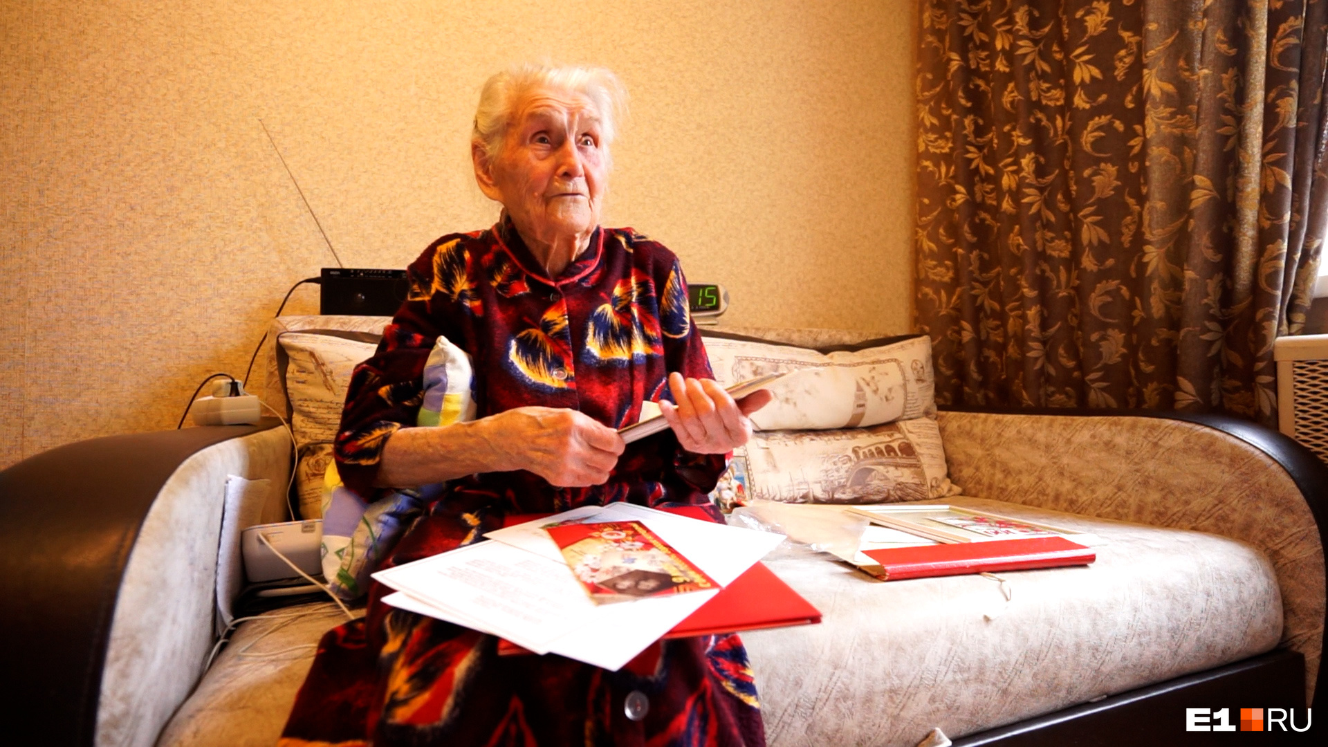 Пенсионерка хранит открытки и поздравления