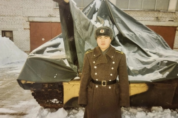 В 2001 году он окончил Челябинское танковое училище