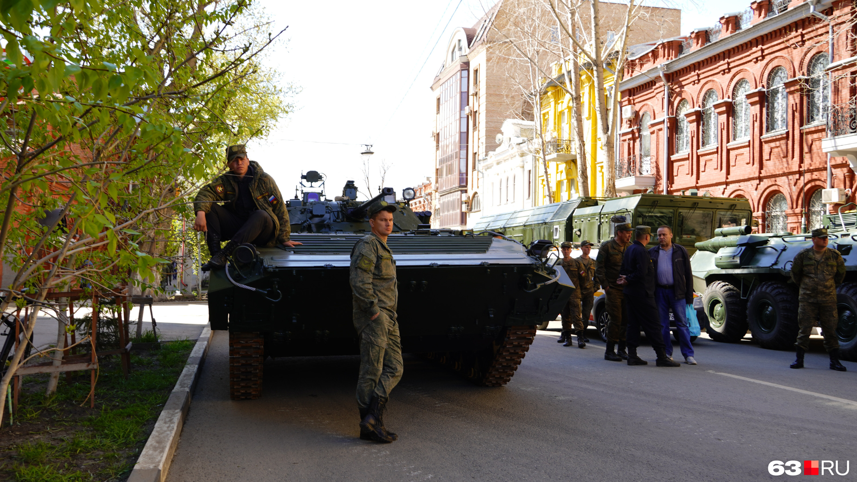 Техника самара. Техника войны. Военная техника в Самаре. Военная техника Самары на Украине. Военная фотосессия на улице.