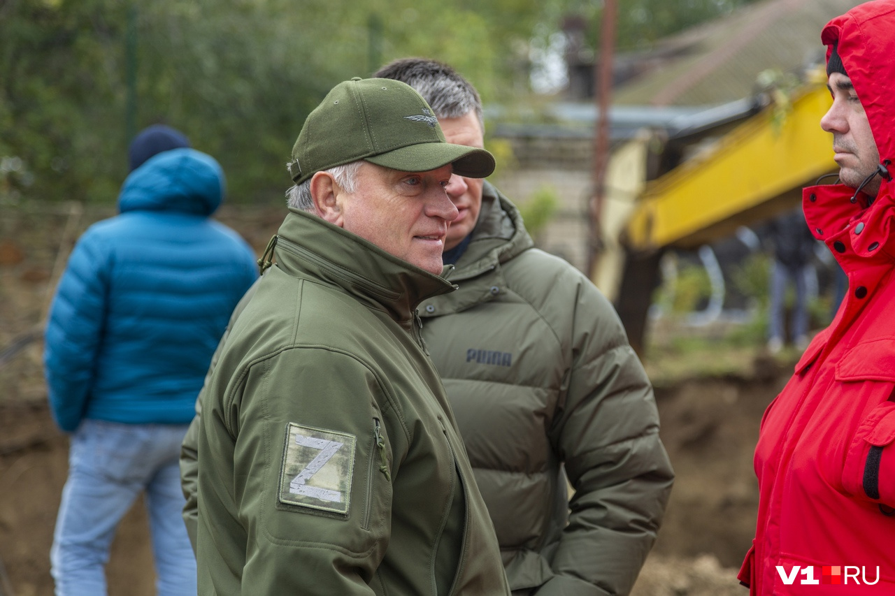 Оставшихся без воды волгоградцев, кажется, раздражает свежевыбритое и улыбающееся лицо вице-губернатора Валерия Бахина Оставшихся без воды волгоградцев, кажется, раздражает свежевыбритое и улыбающееся лицо вице-губернатора Валерия Бахина