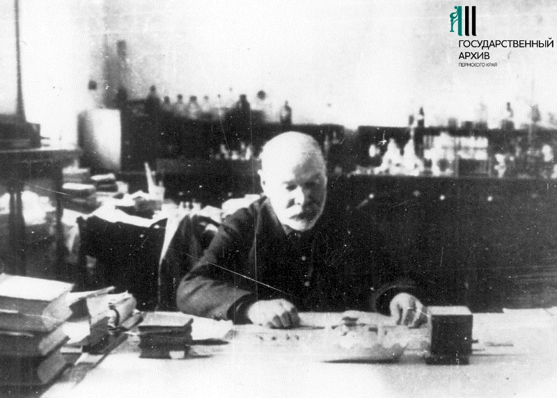 Николай Кромер в своем кабинете (1928 г.) Николай Кромер в своем кабинете (1928 г.)