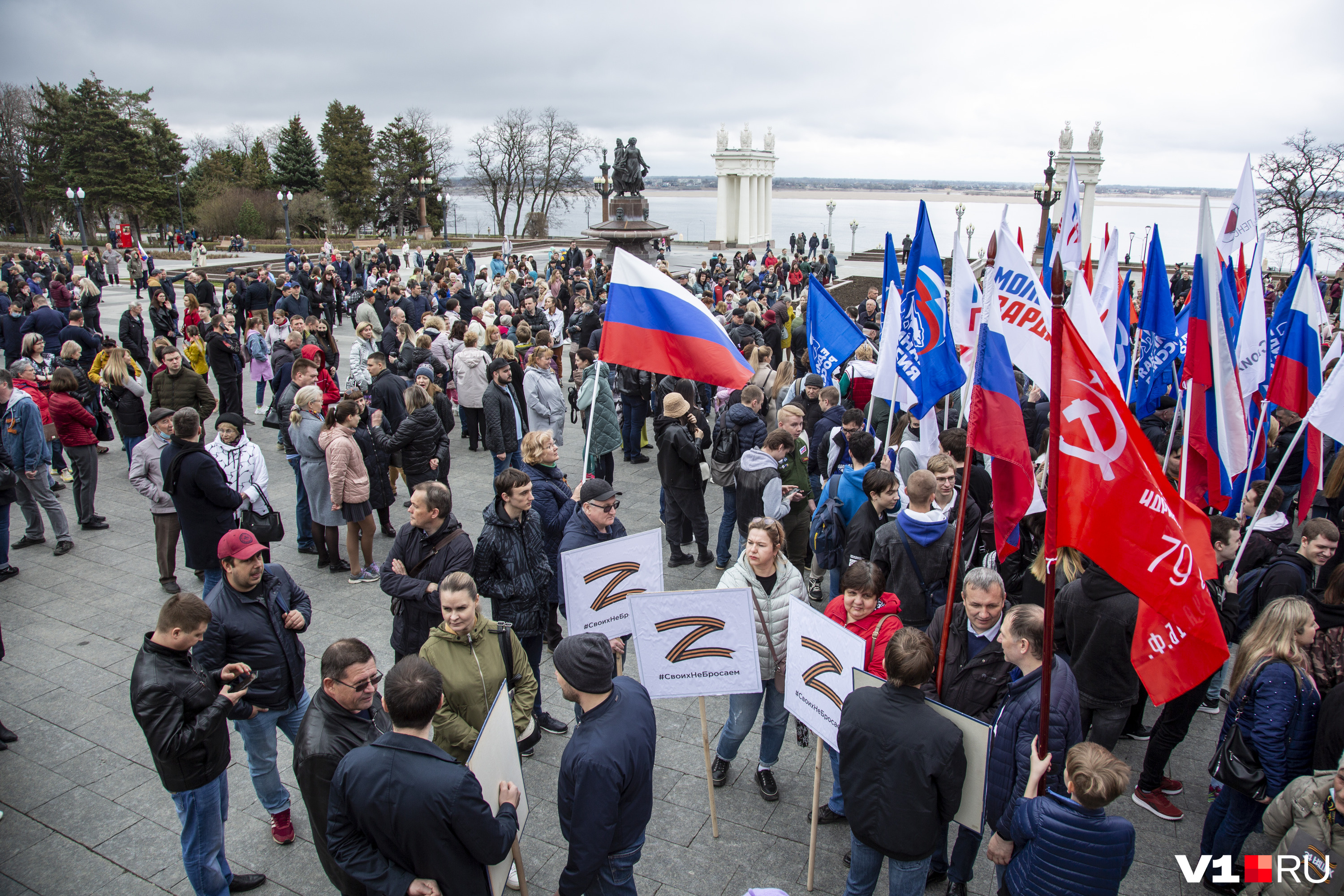 митинг навальный волгоград 23 января. митинг волгоград 23. митинг в волгограде. митинг в волгограде сегодня фото. митинги возле администрации волгоград.