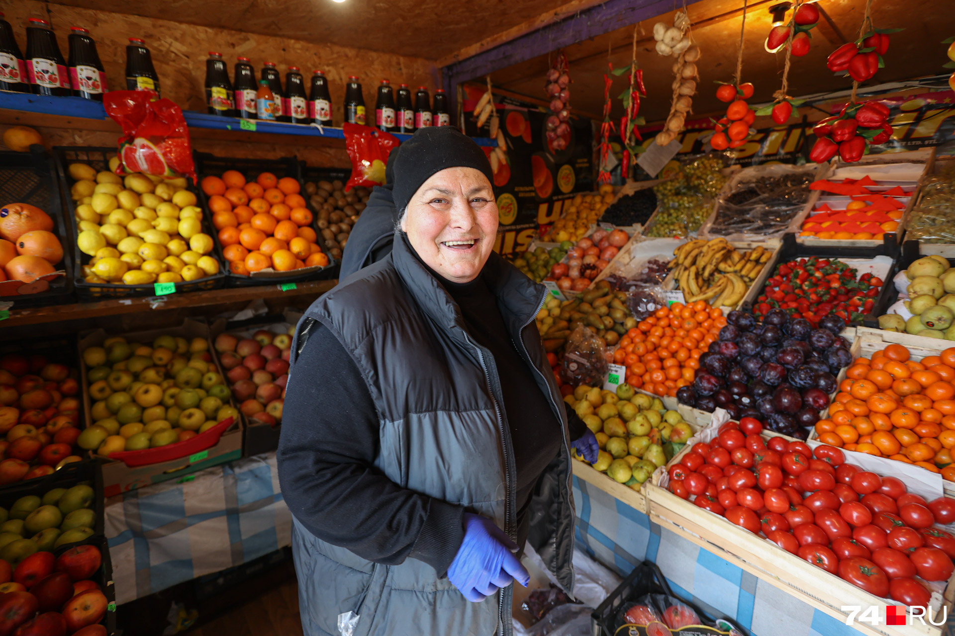 Хозяйка одного из таких киосков — Эльза. Она около 10 лет торгует овощами и фруктами, пока никаких угроз для своего бизнеса не видит