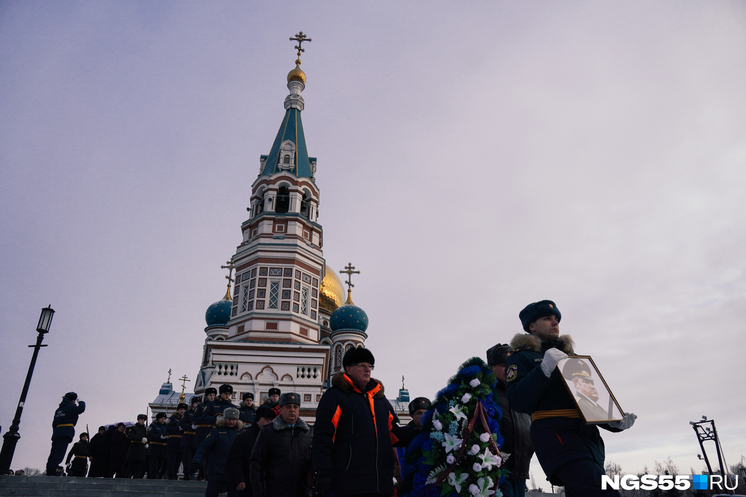 Шествие шло также под звуки оркестра Шествие шло также под звуки оркестра