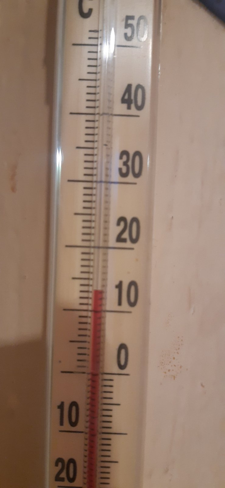 Всего 13 градусов показал термометр в одной из квартир поселка Песчанка в Чите