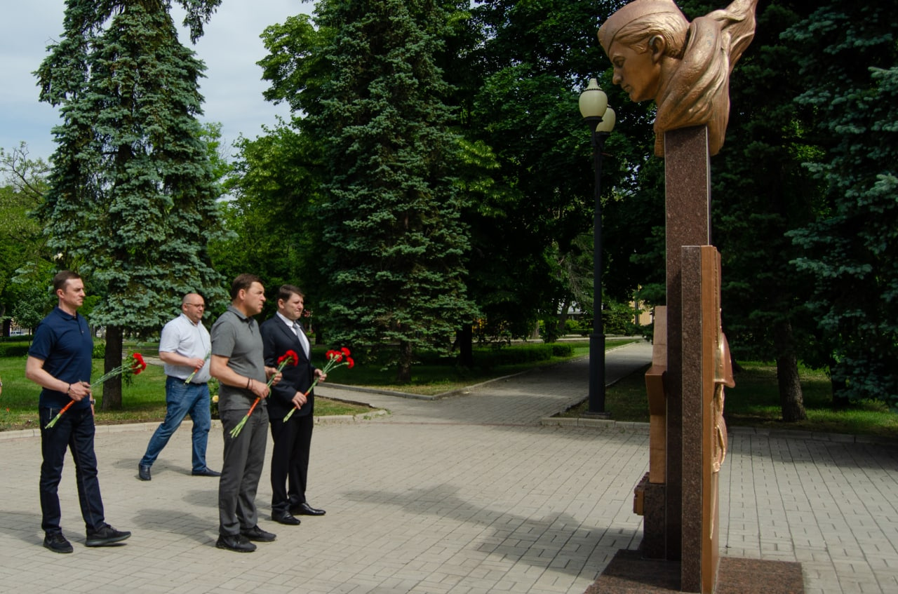 Макеевку взяли. Памятники Свердловской области. Памятник ë. Памятники Макеевки. Возложение к памятнику фото.