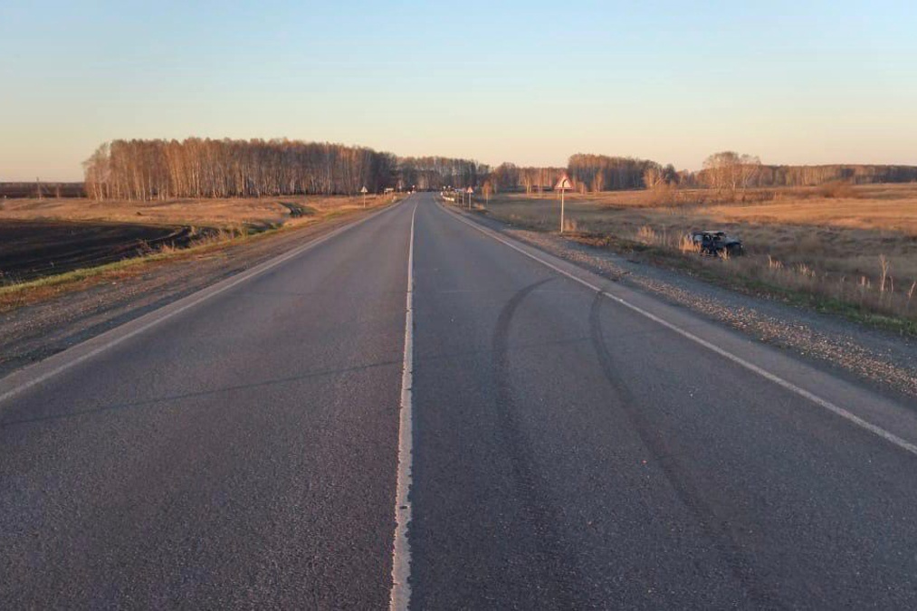 Омск километров. Трасса Омск Нововаршавка. Авария на трассе Омск тара в Большереченском районе. Край дороги.