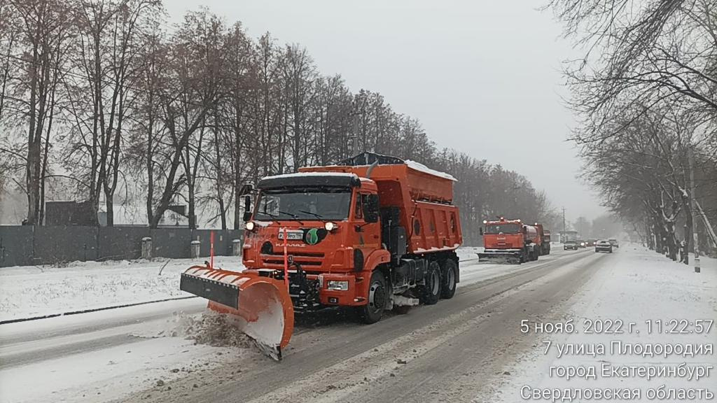 В Екатеринбурге коммунальщиков мобилизовали на уборку снега