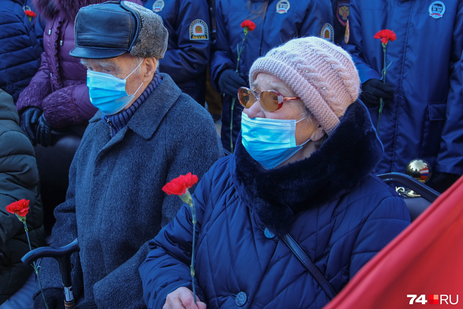 Пожилые люди, как полагается, пришли в масках Пожилые люди, как полагается, пришли в масках
