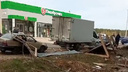 «Машины помяло»: в Ярославском районе снесенный ветром забор рухнул на припаркованные рядом авто