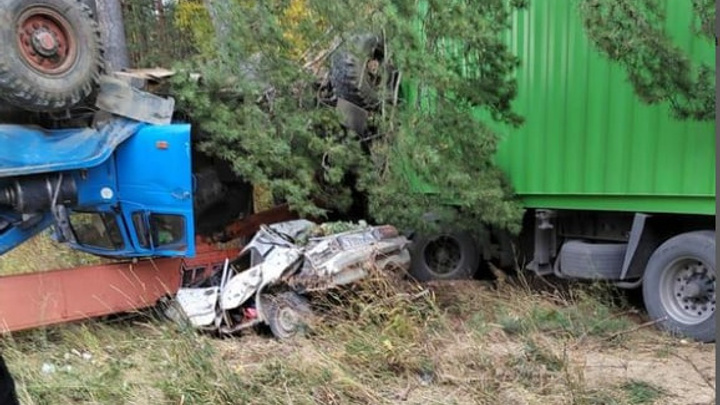 На Челябинском тракте два грузовика всмятку раздавили старые жигули
